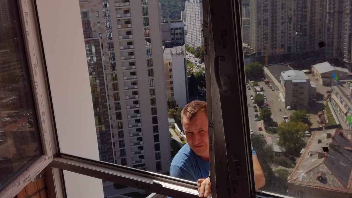 Способ установки уондиционера в сетку альпинистом