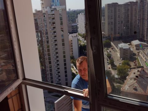 Способ установки уондиционера в сетку альпинистом